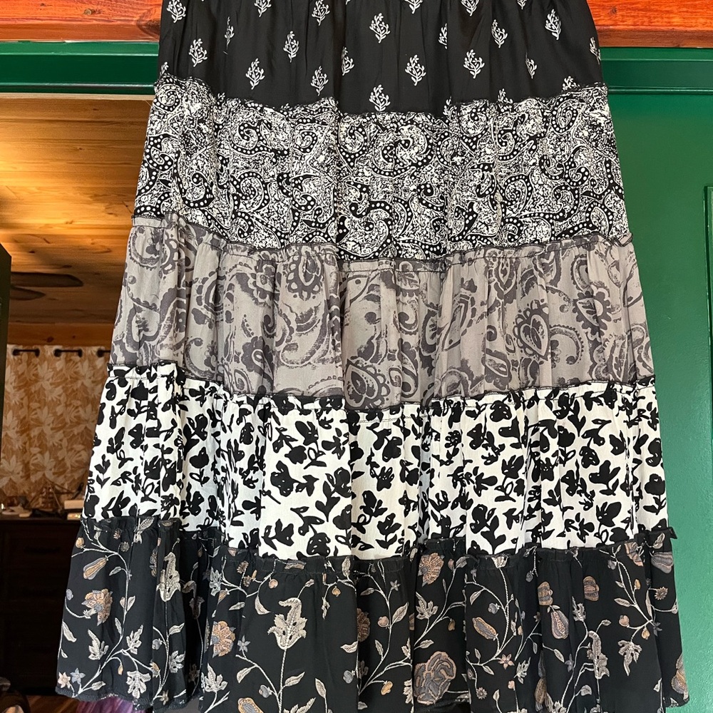 Chic Black and White Patterned Midi Skirt